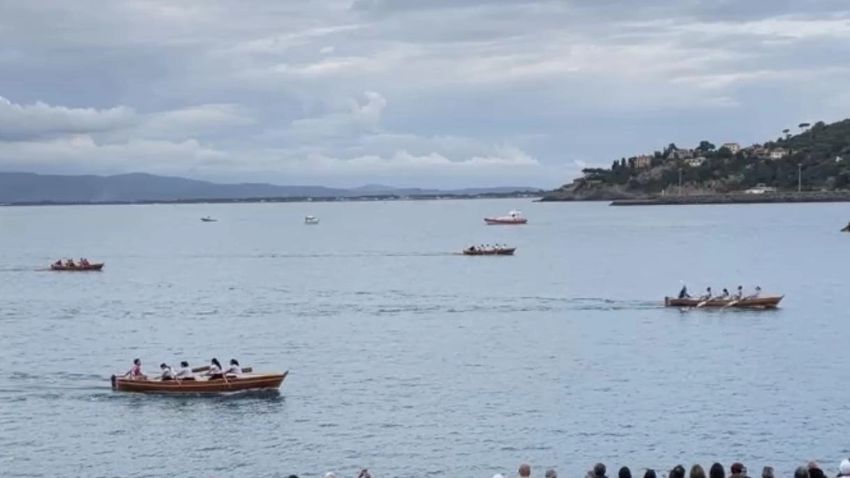 Un momento della sfida remiera che si è svolta ieri a Porto Santo Stefano Il Palio femminile è stato vinto dal Valle