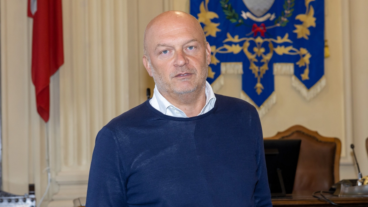 Il sindaco di Montecatini, Claudio Del Rosso, ieri ha preso parte al sopralluogo ai cantieri per i lavori al Palaterme, al bocciodromo e allo stadio comunale Con lui, l’assessore ai Lavori pubblici Luca Bini e l’architetto Claudio Gariboldi