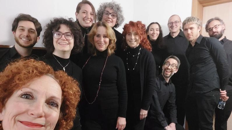 In primo piano Mya Fracassini con l’Ensemble Biagio Pesciolini che dirige