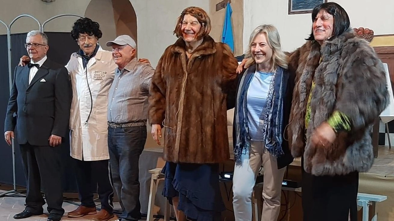 Gli attori con l’assessore Gabriella Porcaro in un precedente spettacolo Gli attori con l’assessore Gabriella Porcaro in un precedente spettacolo