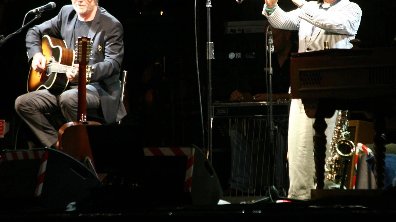 Una foto una storia Lo scatto di Augusto Mattioli riprende due grandi protagonisti della musica italiana in piazza del Campo Una foto una storia Lo scatto di Augusto Mattioli riprende due grandi protagonisti della musica italiana in piazza del Campo