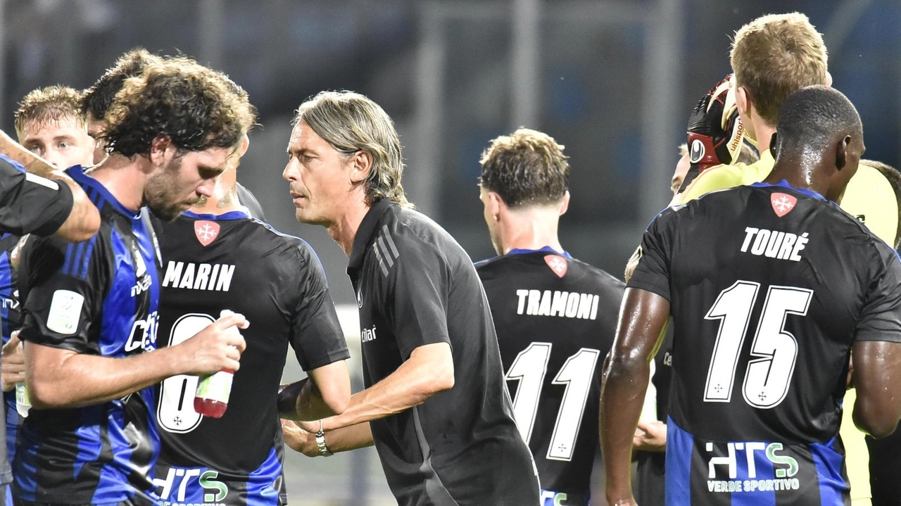 Il tecnico Filippo Inzaghi, 51 anni, mentre carica la sua squadra
