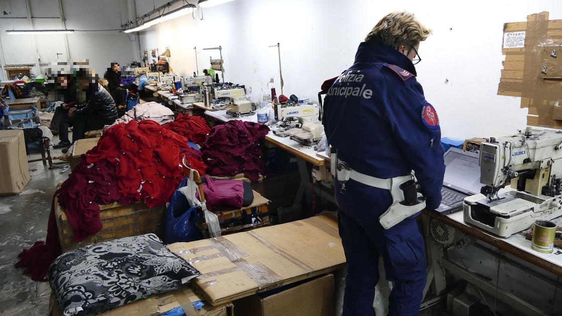 condizioni di sfruttamento disumane in fabbrica operai al lavoro tra sporcizia e topi arrestata imprenditrice da Lanazione.it condizioni di sfruttamento disumane in fabbrica operai al lavoro tra sporcizia e topi arrestata imprenditrice