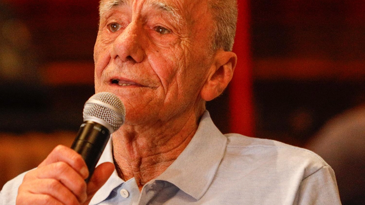 Il cantante Roberto Vecchioni aprirà gli eventi. martedì in piazza Matteotti con. un concerto Il cantante Roberto Vecchioni aprirà gli eventi. martedì in piazza Matteotti con. un concerto