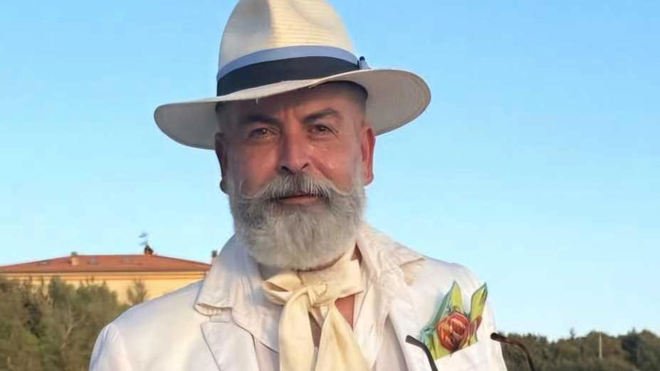 Stefano Agnoloni, maestro di bon ton pisano E’ ormai un volto televisivo e dei social molto conosciuto Stefano Agnoloni, maestro di bon ton pisano E’ ormai un volto televisivo e dei social molto conosciuto