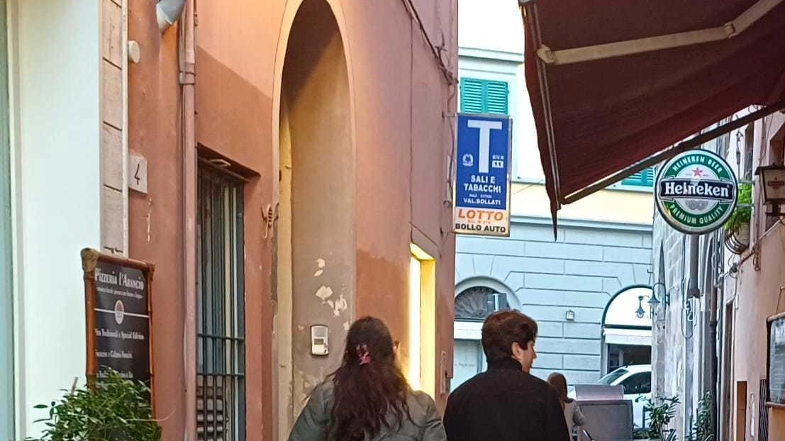 Il luogo in cui è avvenuta l’aggressione, nella foto, due passanti estranei al caso Il luogo in cui è avvenuta l’aggressione, nella foto, due passanti estranei al caso
