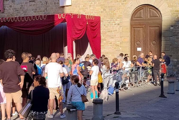 https://www.lanazione.it/image-service/view/acePublic/alias/contentid/YjBiNjU5ZWMtOTkwMS00/0/biglietti-scatta-il-click-day-oggi-in-fumo-i-primi-400.jpeg