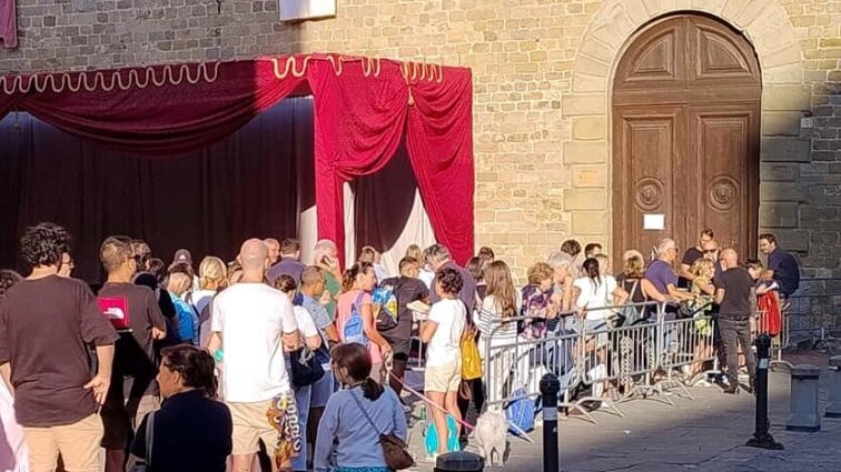 File fuori dalla biglietteria in piazza della Libertà File fuori dalla biglietteria in piazza della Libertà