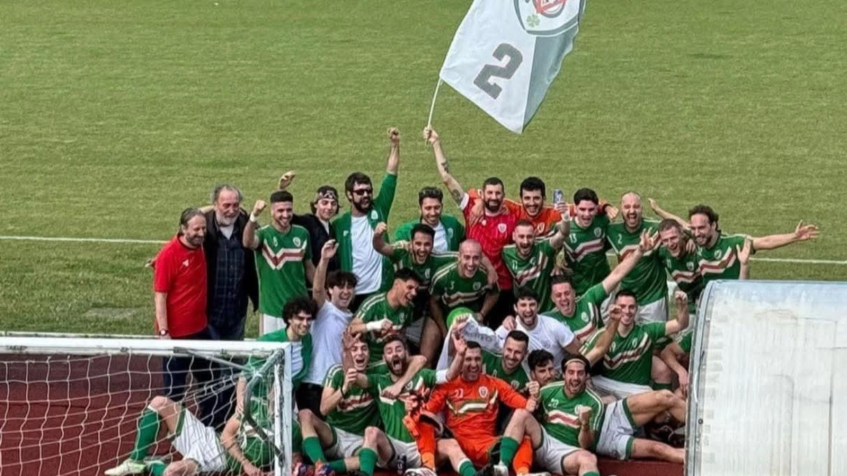La Virtus Bottegone festeggia i playoff con la bandiera con il numero di maglia di Romiti La Virtus Bottegone festeggia i playoff con la bandiera con il numero di maglia di Romiti
