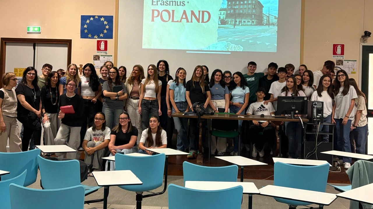 Tra gli studenti la consapevolezza di essere cittadini europei attivi e curiosi, capaci di dialogare e collaborare in lingua inglese Focus sui viaggi svolti in Spagna, Grecia, Polonia e Lettonia Tra gli studenti la consapevolezza di essere cittadini europei attivi e curiosi, capaci di dialogare e collaborare in lingua inglese Focus sui viaggi svolti in Spagna, Grecia, Polonia e Lettonia