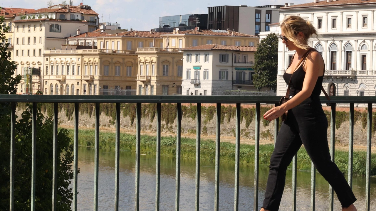 Il cubo nero spicca sullo skyline fiorentino visto dai lungarni Il cubo nero spicca sullo skyline fiorentino visto dai lungarni