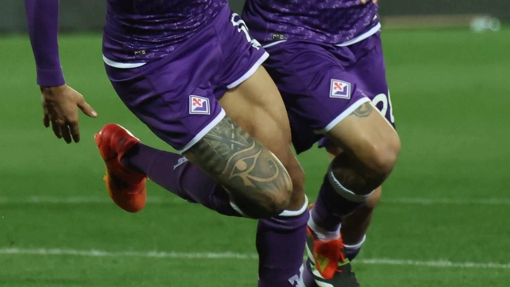 Nicolas Gonzalez riemerge con un gol decisivo dopo un lungo digiuno, portando la Fiorentina alle semifinali di Conference. Una rinascita attesa dopo un infortunio che aveva segnato la sua stagione.