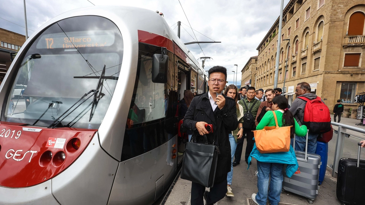 Passeggeri scendono dalla tramvia nella zona della stazione centrale Passeggeri scendono dalla tramvia nella zona della stazione centrale