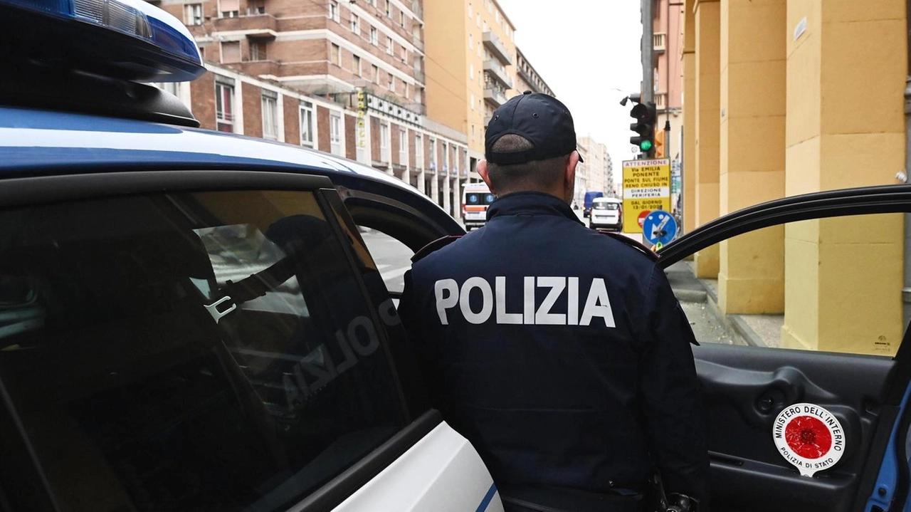 Polizia (foto di repertorio) Polizia (foto di repertorio)
