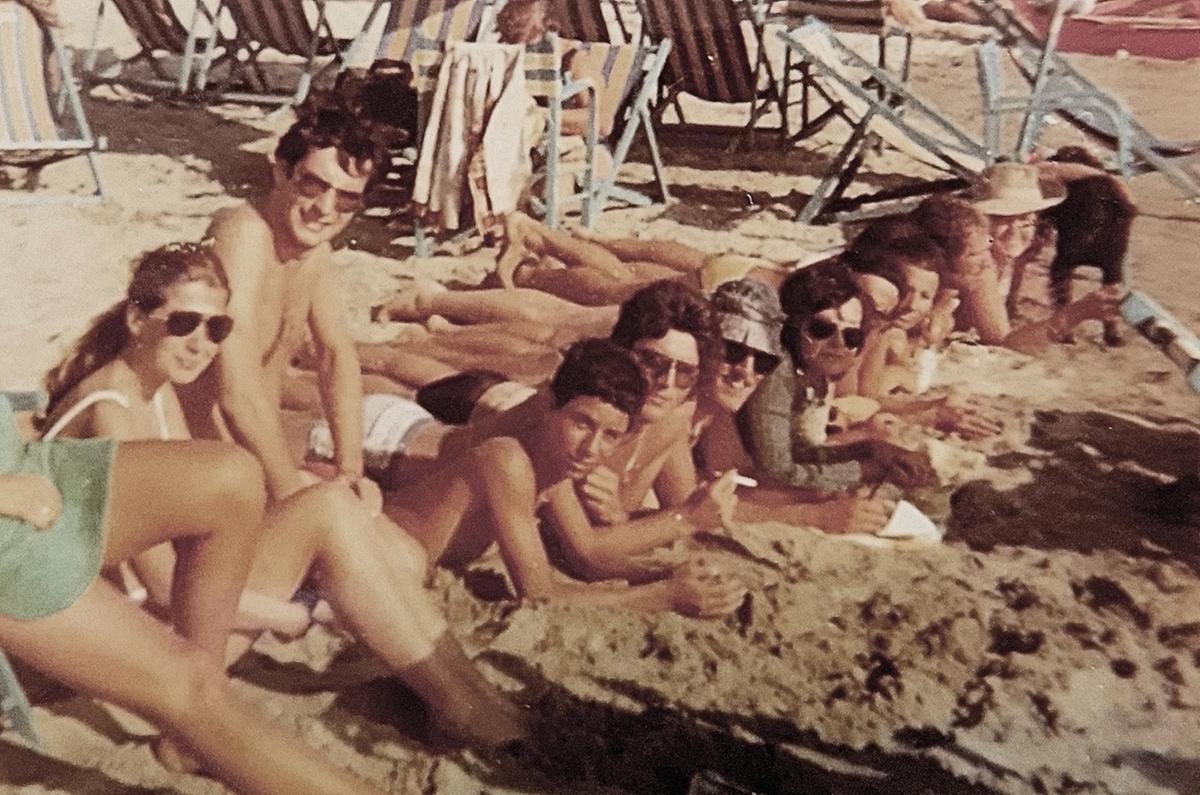 Spiaggia, addio rituali: “Si è spenta la voglia di socialità”. Lo storico balneare racconta le romantiche estati di 40 anni fa Spiaggia, addio rituali: “Si è spenta la voglia di socialità”. Lo storico balneare racconta le romantiche estati di 40 anni fa