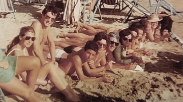 “Spiagge (da selfie) senza gioia, bimbi ipnotizzati dagli smartphone”. Addio falò, chitarre e cocomerate: 40 anni di mare al Bagno Aurora