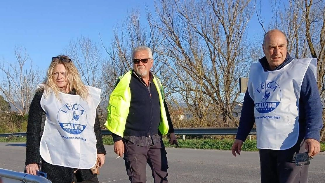 I consiglieri della Lega Giancarlo Nigi e Stefano Noci insieme alla consigliera Cinzia Cerdini di Pistoia in via Firenze tra buche e dissesti I consiglieri della Lega Giancarlo Nigi e Stefano Noci insieme alla consigliera Cinzia Cerdini di Pistoia in via Firenze tra buche e dissesti