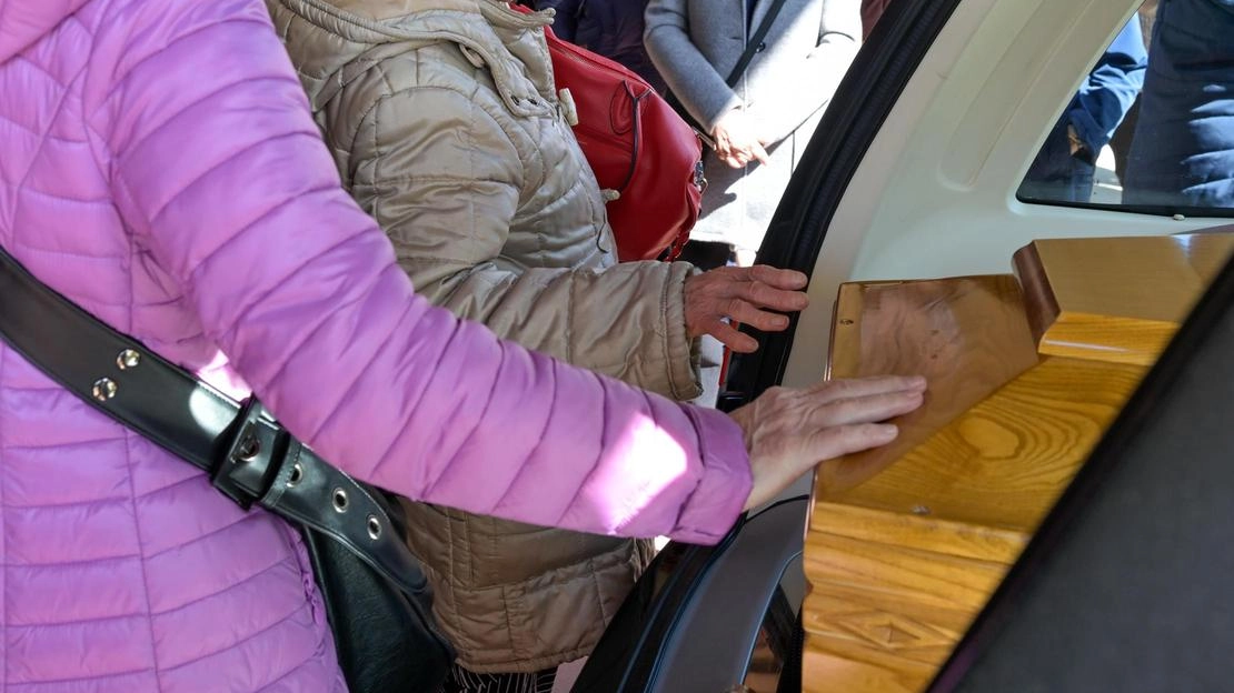 In tanti nella pieve di San Martino per l’ultimo saluto al sacerdote: "La sua memoria sarà legata a gesti concreti"