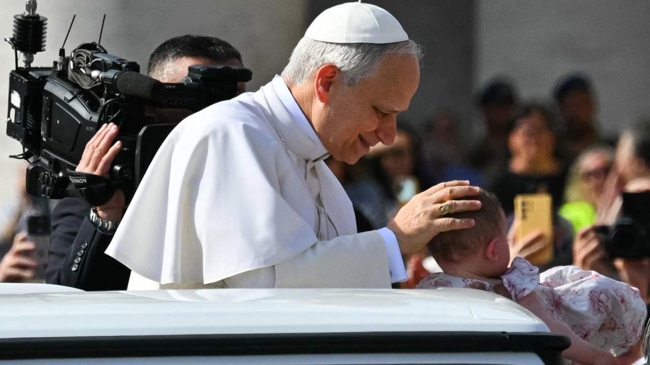 Papa Leone XIV, via alla messa di inizio Pontificato. Primo bagno di folla in papamobile. Per l'insediamento ci sono Zelensky, Vance e von der Leyen / 