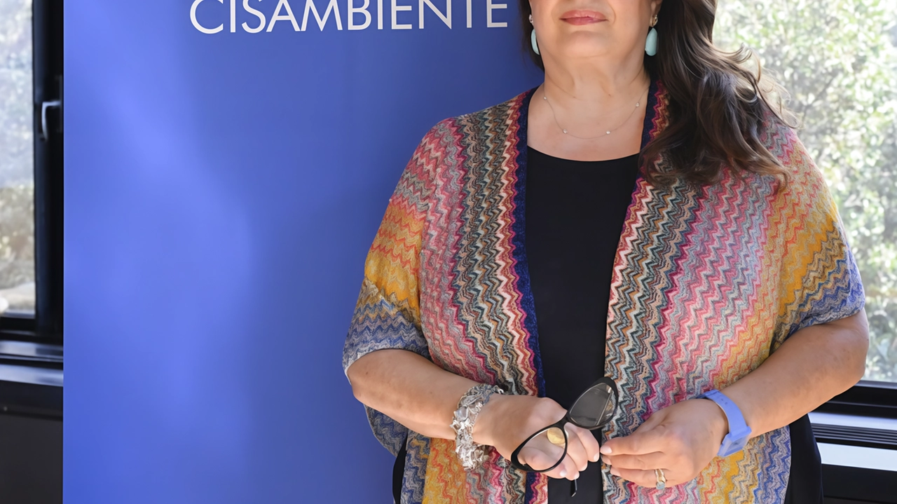 Lucia Leonessi, direttore di Cisambiente Confindustria, trasforma i rifiuti in risorse, promuovendo l'economia circolare.