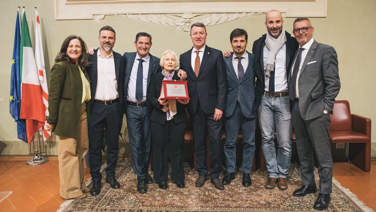 La consegna della targa ad Andreina Mancini