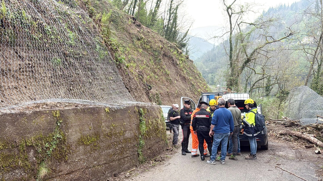 I carabinieri di Barga sul posto dov’è accaduto l’infortunio