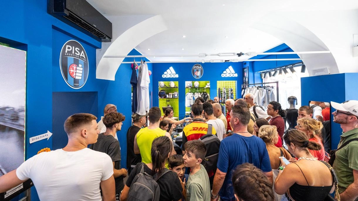 Corsa ai biglietti al Pisa Store (Foto Elena Pardini/Valtriani) Corsa ai biglietti al Pisa Store (Foto Elena Pardini/Valtriani)