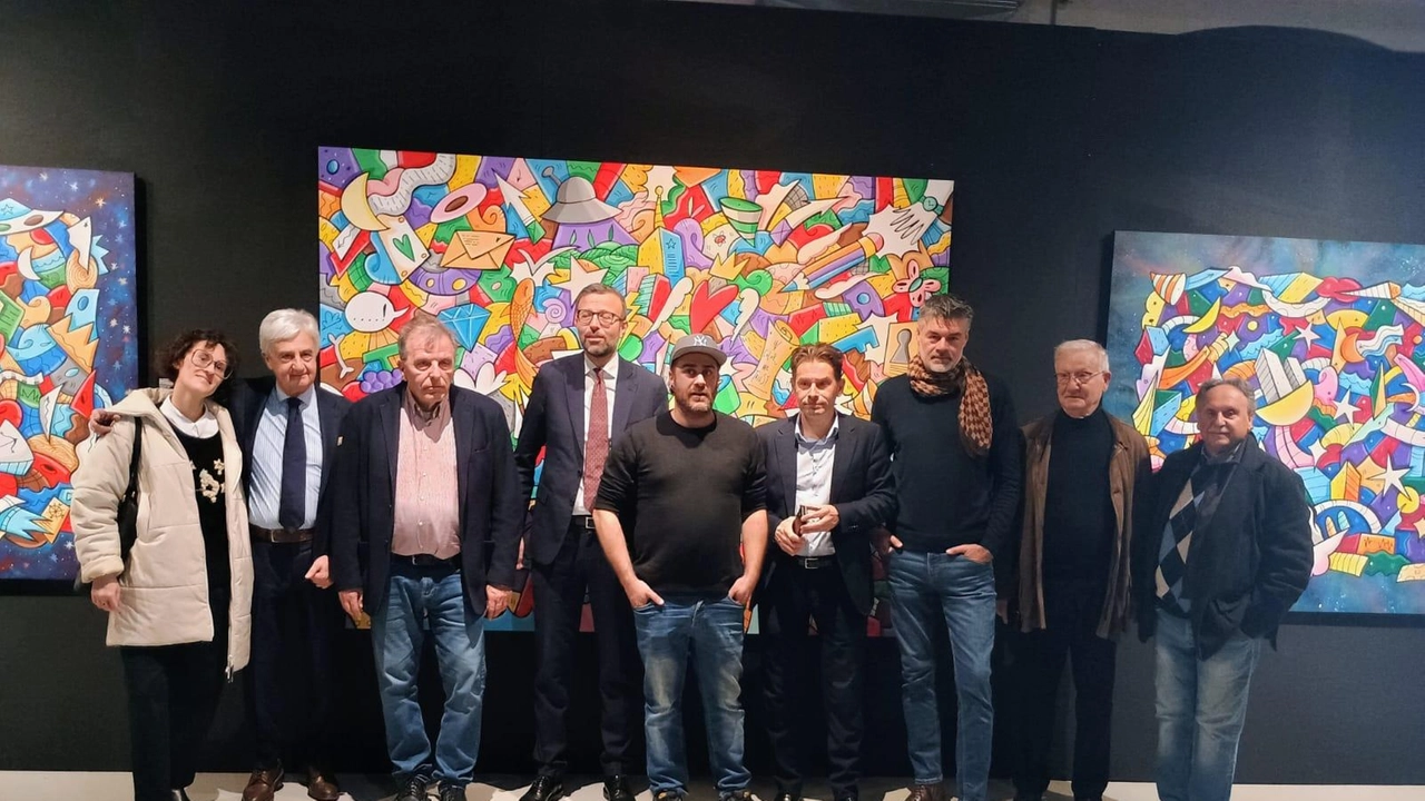 Ieri il presidente del consiglio regionale, Antonio Mazzeo, ha visitato la mostra di Skim “Dolcevita” Ieri il presidente del consiglio regionale, Antonio Mazzeo, ha visitato la mostra di Skim “Dolcevita”