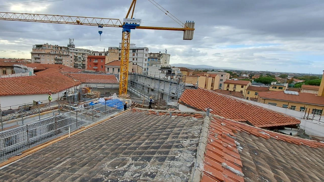 Operai al lavoro sul tetto del Palazzo della Provincia Operai al lavoro sul tetto del Palazzo della Provincia