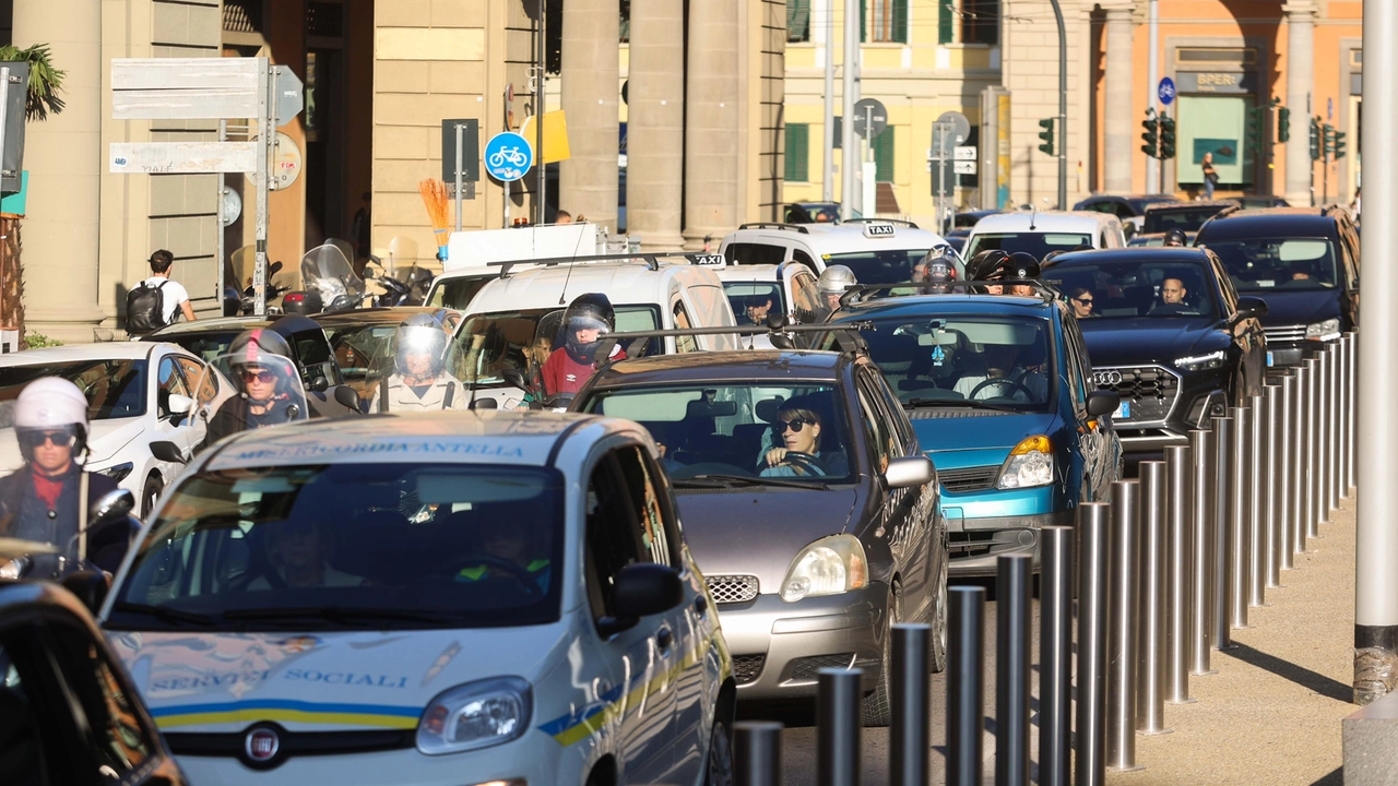 Traffico in piazza della Libertà nella mattina di lunedì 15 settembre (foto Giuseppe Cabras/New Pressphoto) Traffico in piazza della Libertà nella mattina di lunedì 15 settembre (foto Giuseppe Cabras/New Pressphoto)