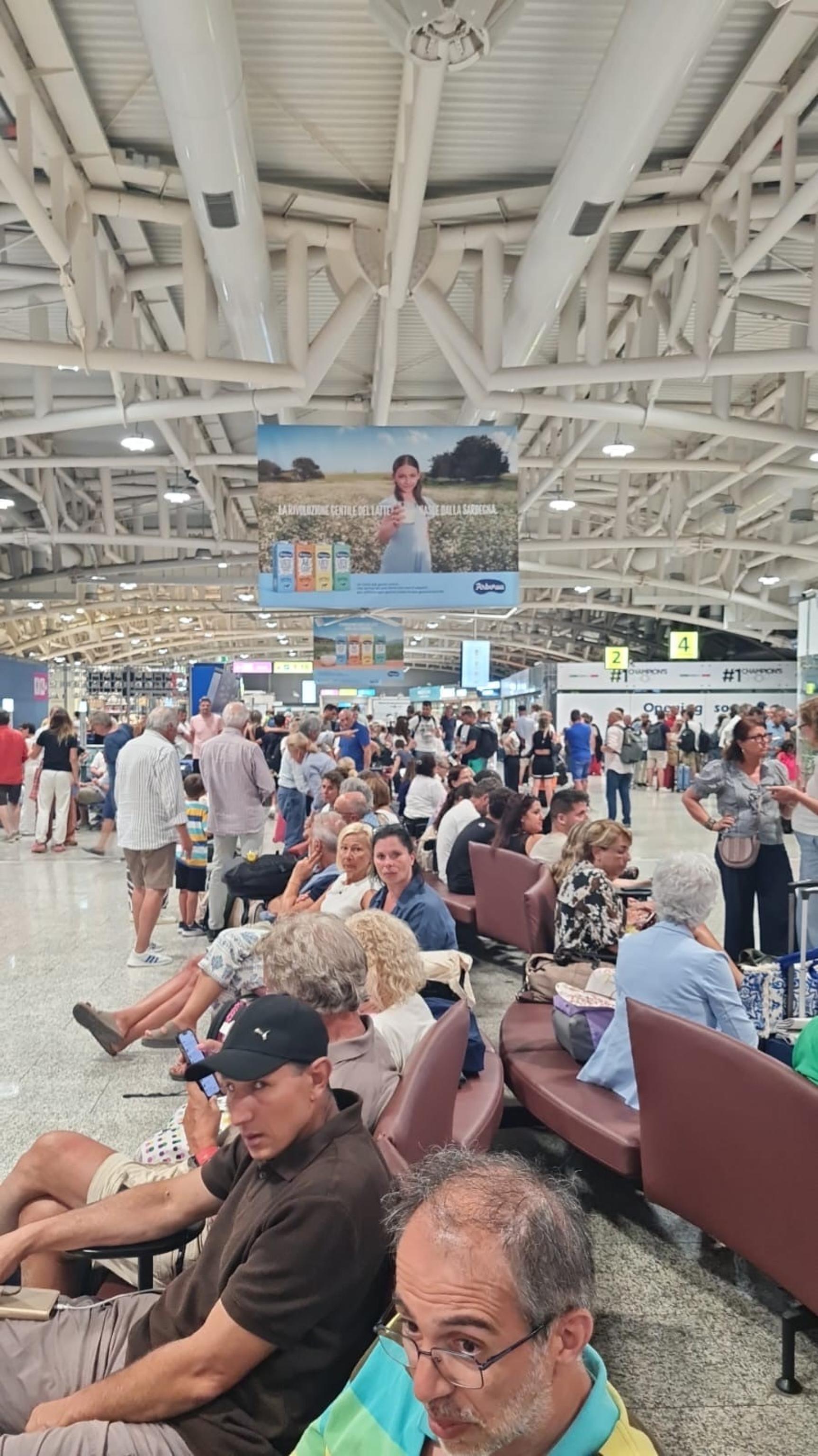aerei guasto al centro radar di milano brandine per i passeggeri a pisa