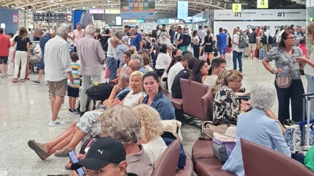 Passeggeri in attesa all’aeroporto di Cagliari Elmas per lo stop dei voli causato dal guasto radar nel Nord Italia Passeggeri in attesa all’aeroporto di Cagliari Elmas per lo stop dei voli causato dal guasto radar nel Nord Italia