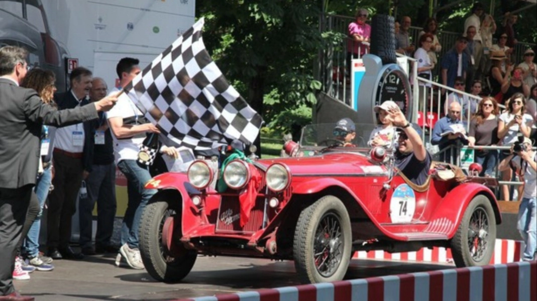 La Mille Miglia fa tappa a Torre del Lago in omaggio a Giacomo Puccini