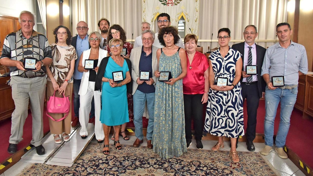 Le persone premiate ieri mattina in Comune per i 50 anni della Farmacia comunale Le persone premiate ieri mattina in Comune per i 50 anni della Farmacia comunale