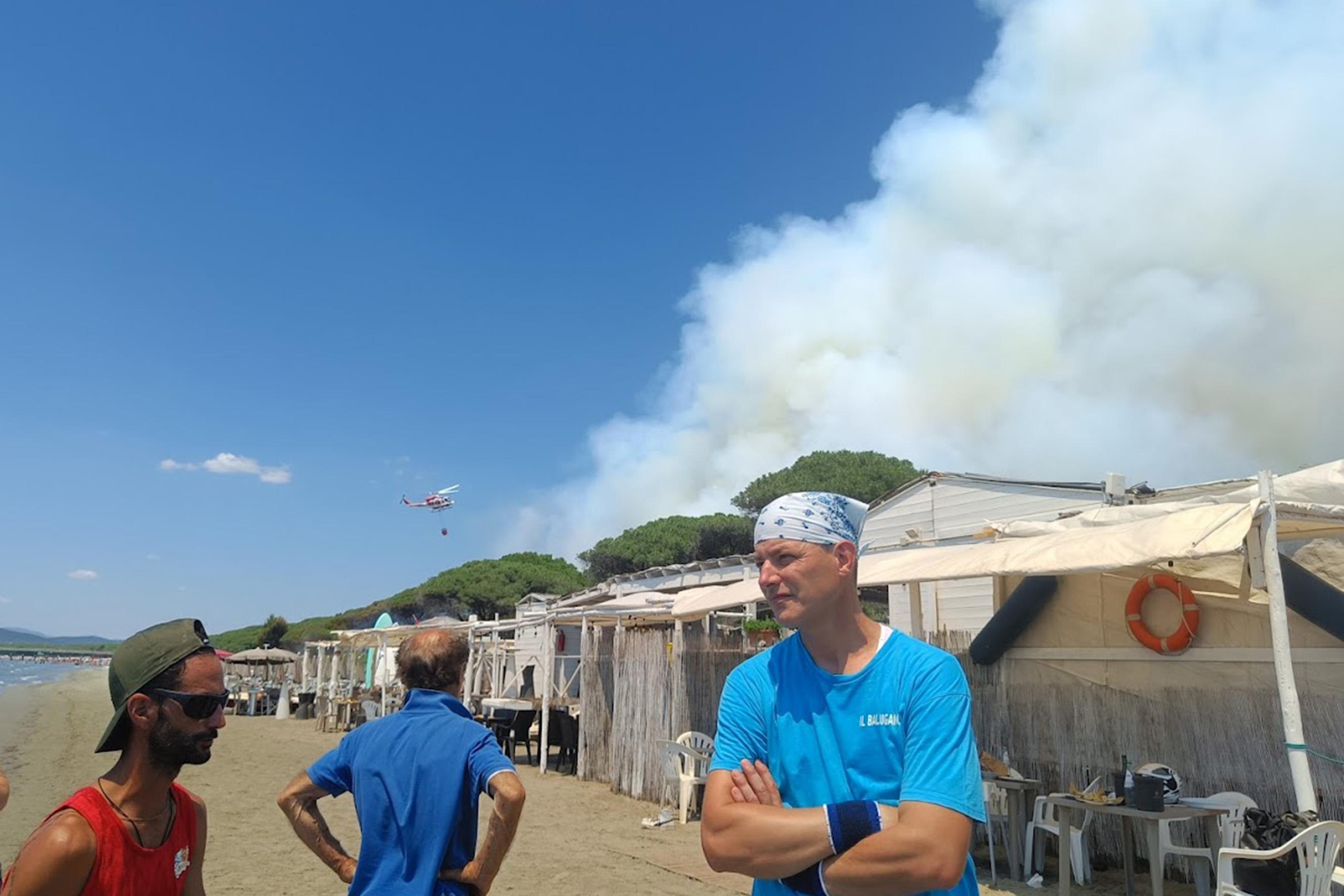 La pineta a fuoco, i bagnanti in fuga: la domenica di terrore sulla spiaggia. L’ipotesi del dolo La pineta a fuoco, i bagnanti in fuga: la domenica di terrore sulla spiaggia. L’ipotesi del dolo