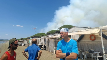 La pineta a fuoco, i bagnanti in fuga: la domenica di terrore sulla spiaggia. L’ipotesi del dolo