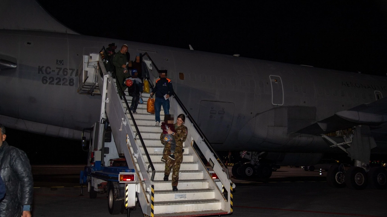 Arrivo del velivolo dell'Aeronautica militare con a bordo i 18 bambini palestinesi
