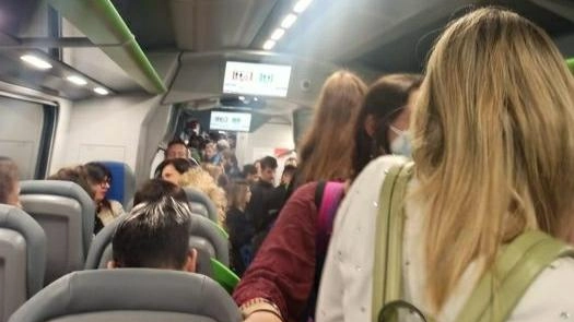 Carrozze piene e solo posti in piedi. Viaggiare in treno è diventata un’odissea Carrozze piene e solo posti in piedi. Viaggiare in treno è diventata un’odissea