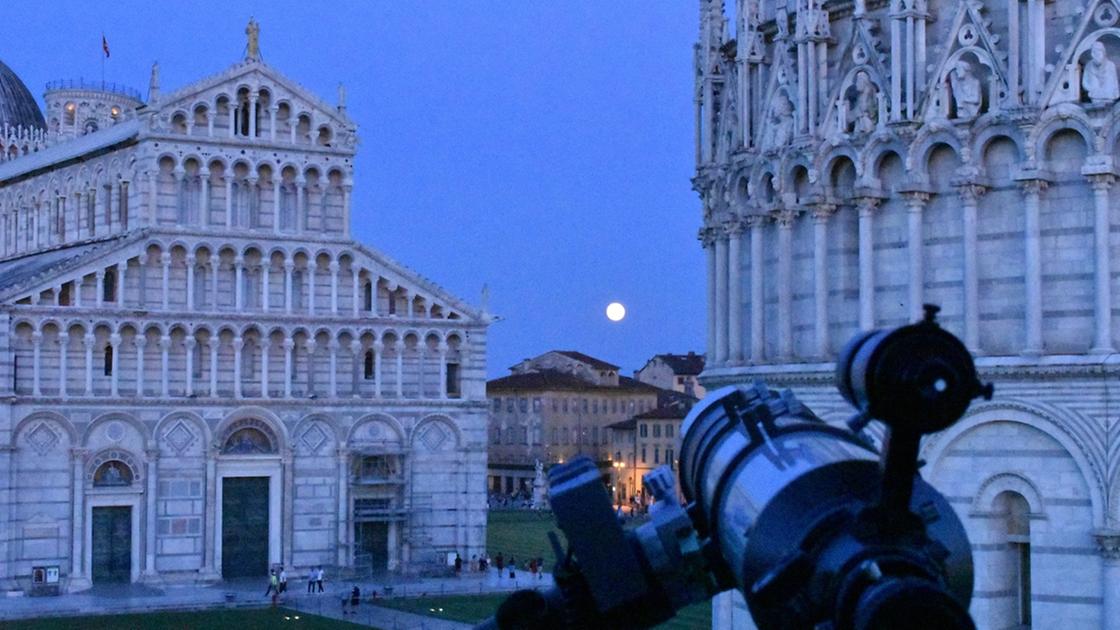 la luna e le mura serata sotto le stelle sulle antiche fortificazioni di pisa