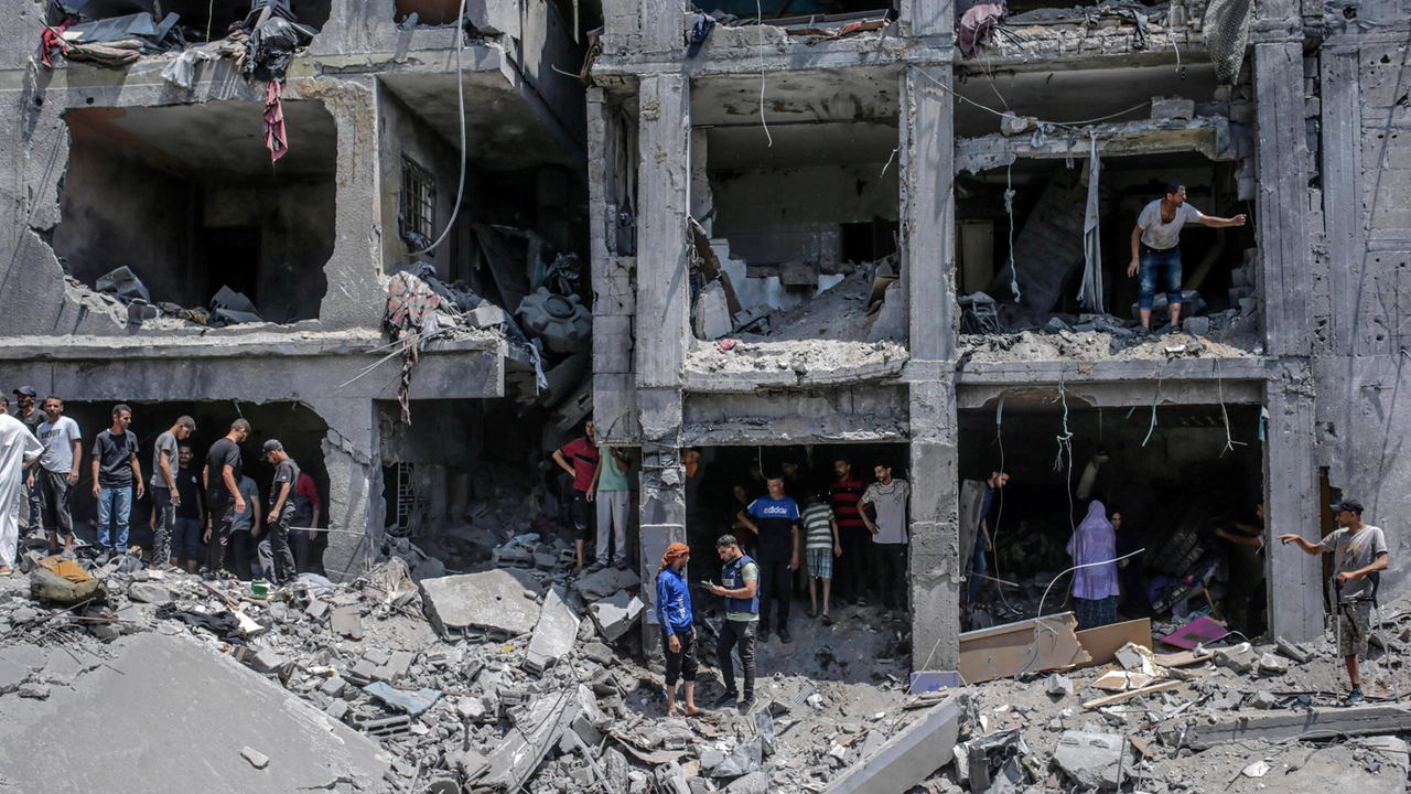 Un edificio in macerie dopo un bombardamento a Gaza il 7 giugno 2025 (foto Ansa) Un edificio in macerie dopo un bombardamento a Gaza il 7 giugno 2025 (foto Ansa)
