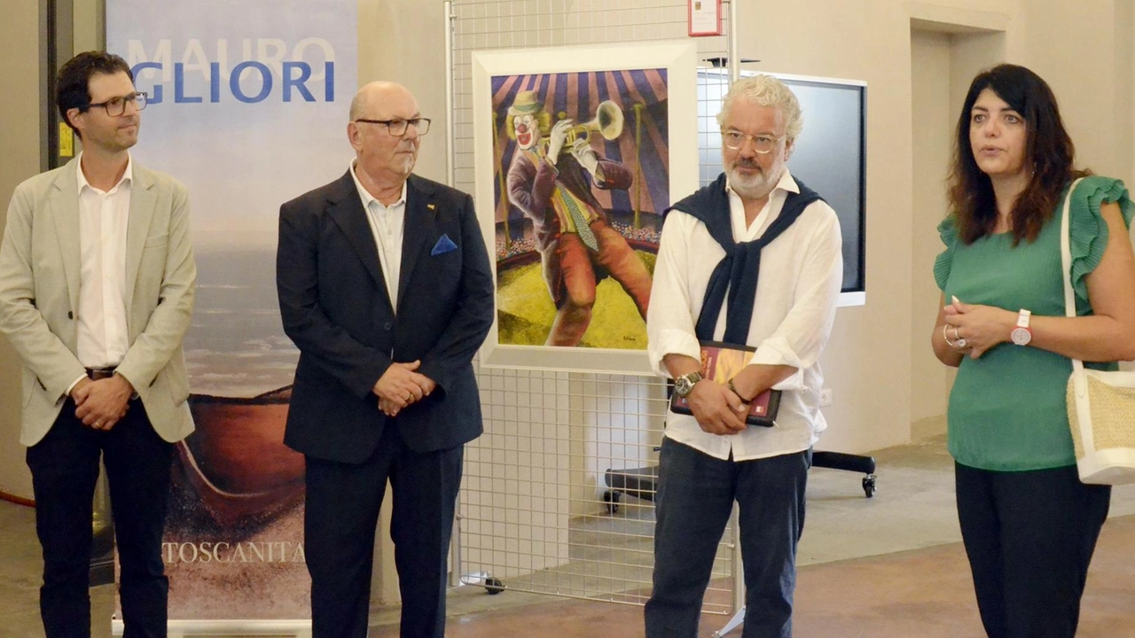 Un momento della preview della mostra «Mauro Gliori, toscanità e altre storie» aperta da ieri nell’Antica Armeria di Palazzo Ducale (foto Alcide) Un momento della preview della mostra «Mauro Gliori, toscanità e altre storie» aperta da ieri nell’Antica Armeria di Palazzo Ducale (foto Alcide)