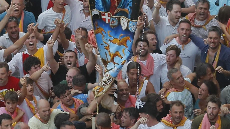 La vittoria mancava da tredici anni. Lunghi minuti di tensione alla mossa. Contrada in festa. "Un evento che ha aspetti fondativi della nostra comunità".