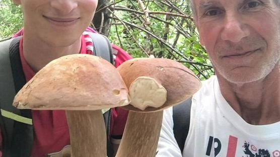 L’ex brigadiere dei carabinieri, Luigi Trapasso, e il giovane fiorentino che si era perso nel bosco, si sono fotografati con i due funghi raccolti mentre si recavano nel punto dove li aspettavano i soccorritori L’ex brigadiere dei carabinieri, Luigi Trapasso, e il giovane fiorentino che si era perso nel bosco, si sono fotografati con i due funghi raccolti mentre si recavano nel punto dove li aspettavano i soccorritori
