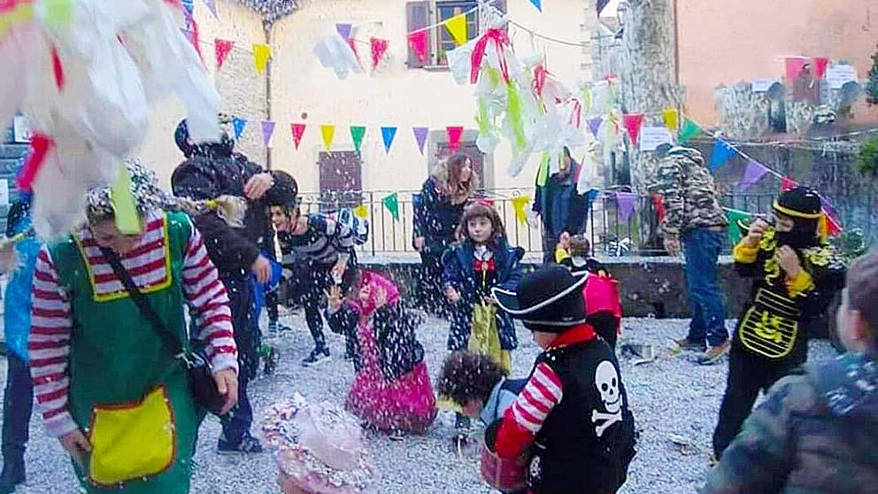Domenica nel piazzale Matteotti il carnevale dei piccoli organizzato dalla Pro Loco, dal Comune e dai locali della piazza Domenica nel piazzale Matteotti il carnevale dei piccoli organizzato dalla Pro Loco, dal Comune e dai locali della piazza
