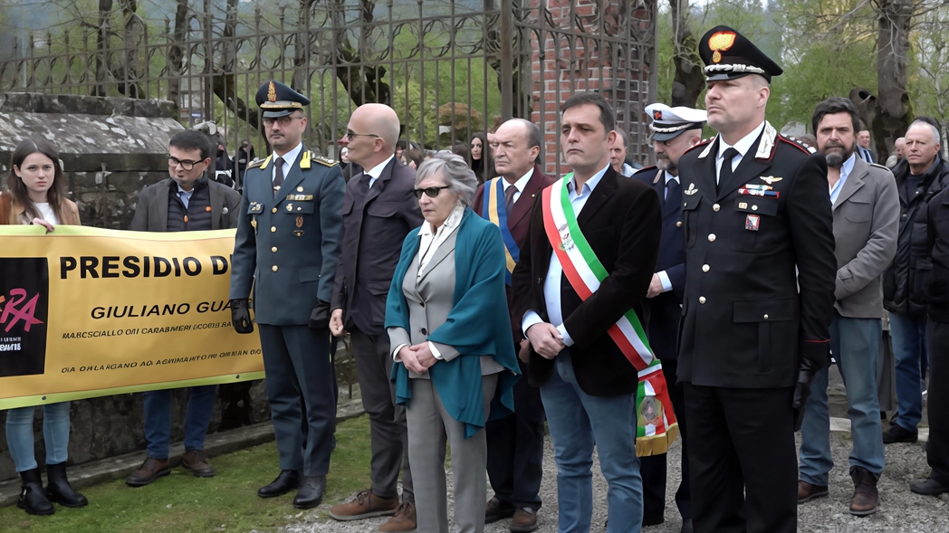 Nella foto Borghesi la commemorazione dello scorso anno a Gallicano del maresciallo. Giuliano Guazzelli,. barbaramente ucciso il 4 aprile del 1992