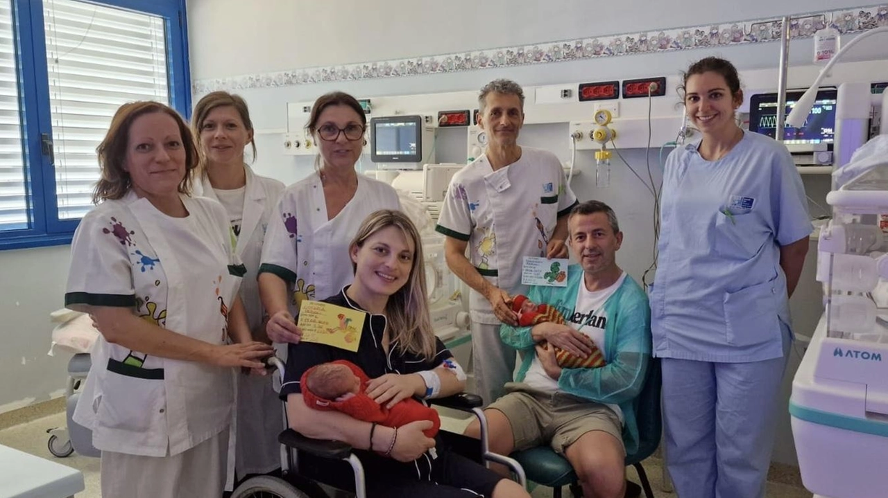 Neogenitori con i bambini e i cartoncini decorati dagli ospiti della Sacro Cuore Neogenitori con i bambini e i cartoncini decorati dagli ospiti della Sacro Cuore