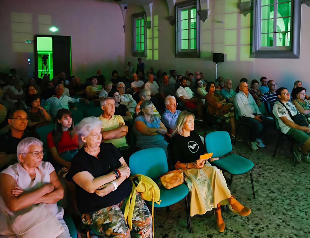 https://www.lanazione.it/image-service/view/acePublic/alias/contentid/YjE3OTM1ZDYtMmM4Ni00/0/elisa-napoleone-e-le-piante-esotiche.jpeg?f=1.91:1&w=1200