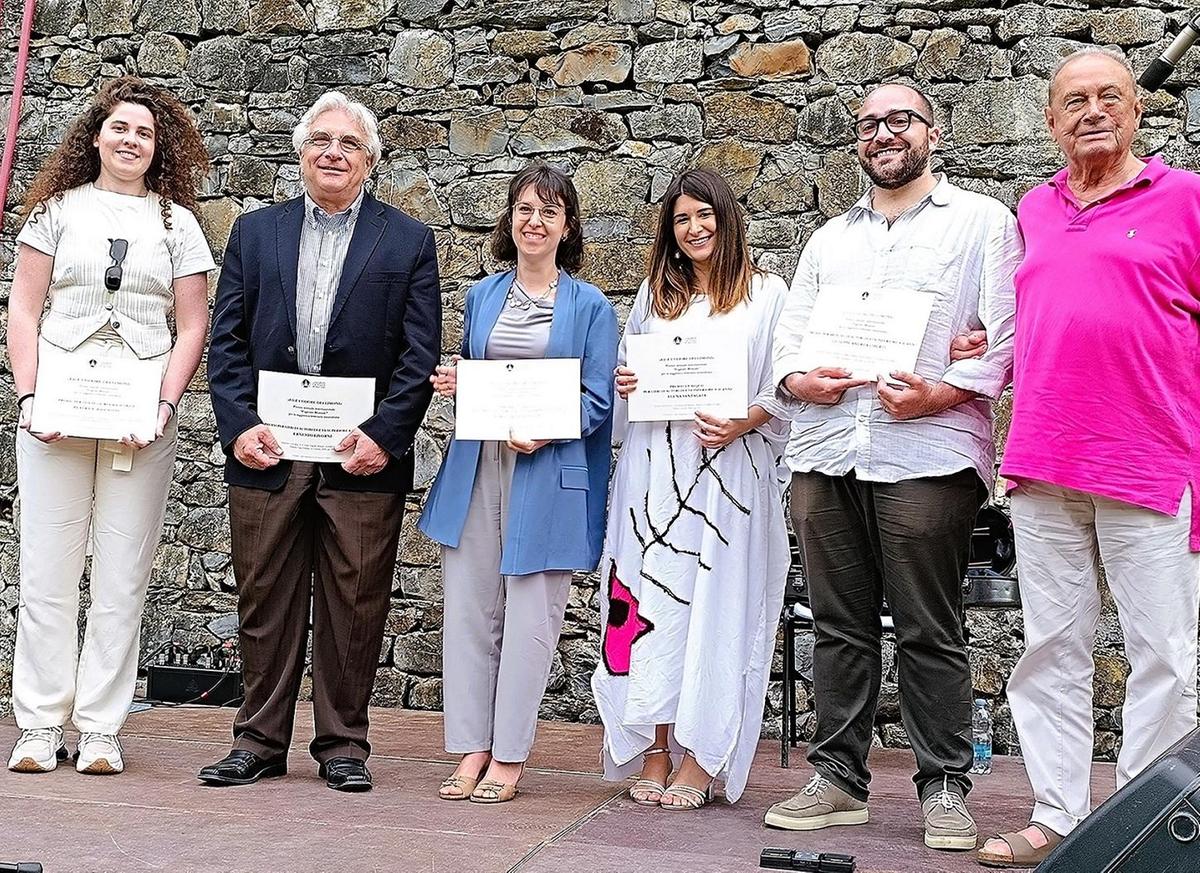 https://www.lanazione.it/image-service/view/acePublic/alias/contentid/YjE3Y2YyMDgtOThiYi00/0/nel-segno-di-eugenio-montale-premio-ed-e-lodore-dei-limoni-per-la-saggistica-letteraria.jpeg?f=1.90:1&w=1200