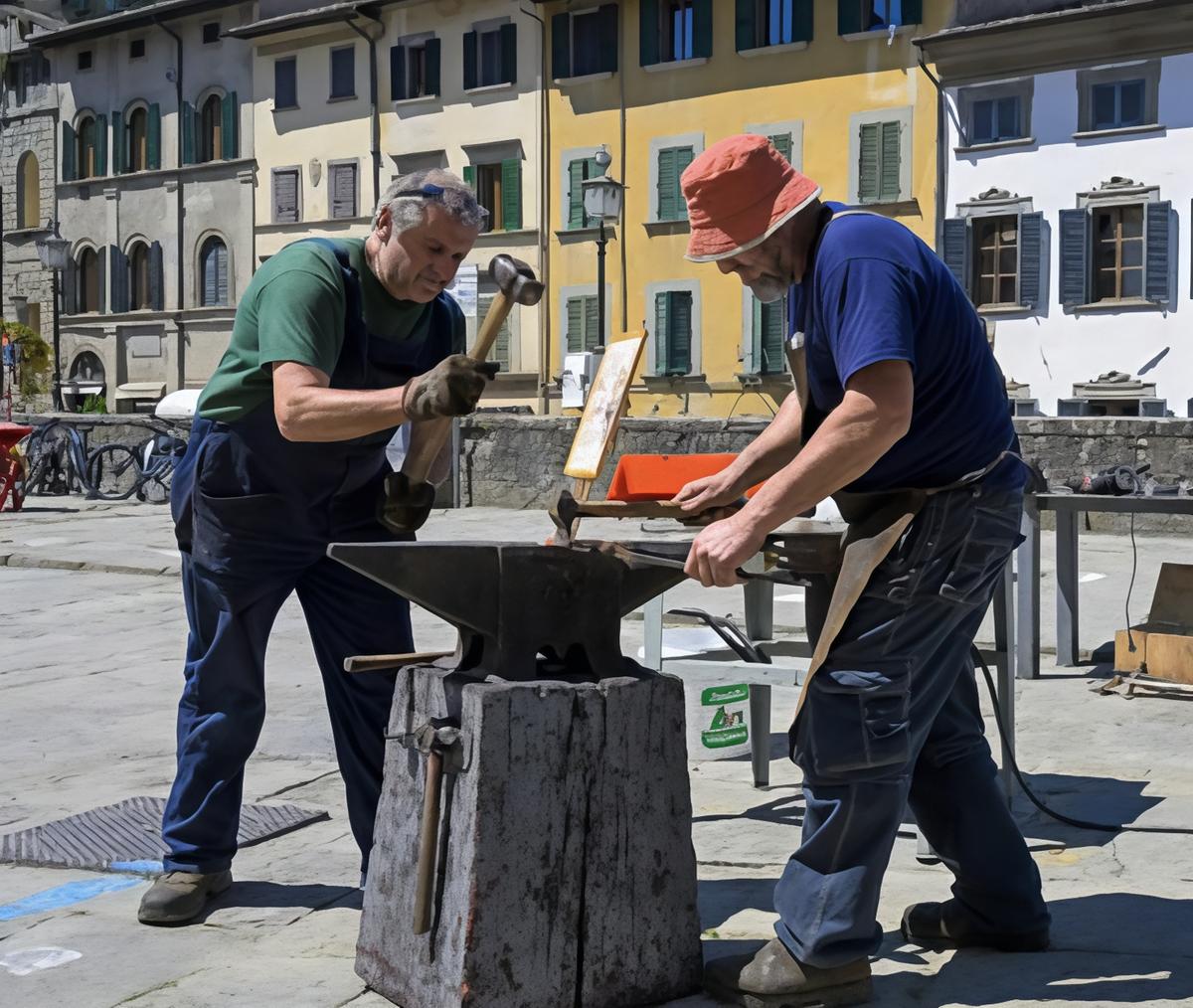 La Biennale tra incudine e martello. La sfida dei fabbri da tutto il mondo La Biennale tra incudine e martello. La sfida dei fabbri da tutto il mondo