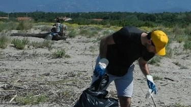 Domani, studenti e artisti uniti per ripulire il Parco di Migliarino dai rifiuti, promuovendo l'economia circolare.